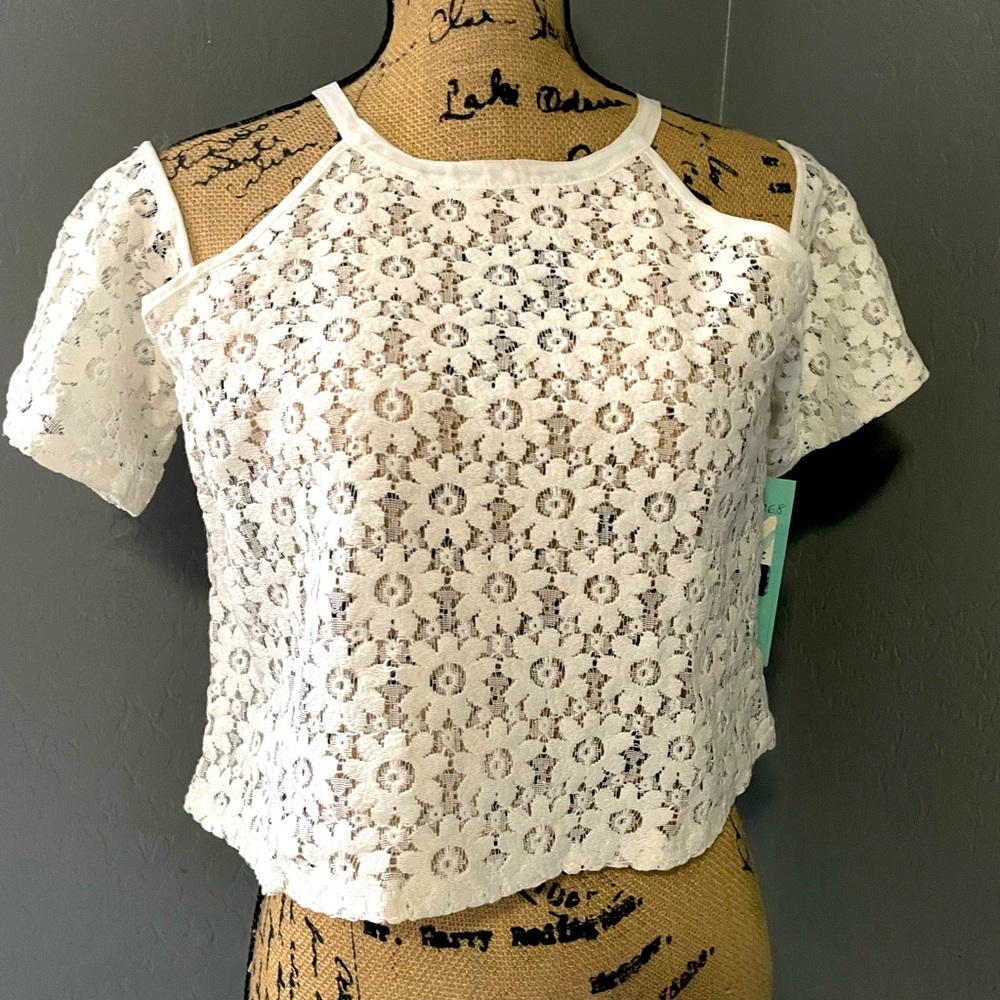 White lace tank top sleeves off the shoulders